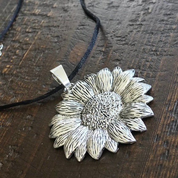 Artisan Silvertone SUNFLOWER Pendant Necklace 639 - Picture 7 of 7